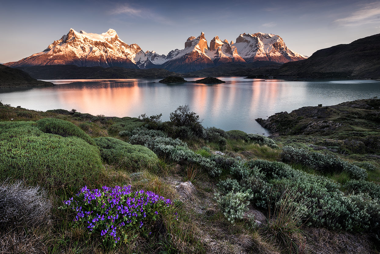 Montanhas e lago na Patagônia.
